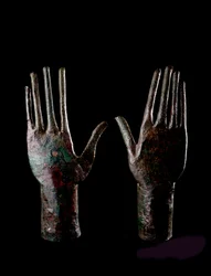 Arte etrusca: duas mãos - Estatuetas de bronze - 680-670 aC Dim H 23,5 cm Do túmulo do Carro di bronzo, Vulci