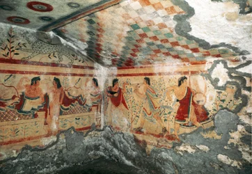 Arte etrusca: vista do interior do Túmulo dos Leopardos, decorado com frescos que representam uma cena de banquete com dançarinos. 470 a.C. Necrópole de Monterozzi, Tarquinia, Itália