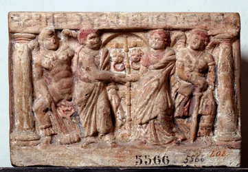 A civilização etrusca: Urna de terracota de Chiusi Itália - século II a.C. Dim 20x30 cm (arte etrusca: urna de terracota do século II a.C.) Florença, Museo Archeologico, inv 5566