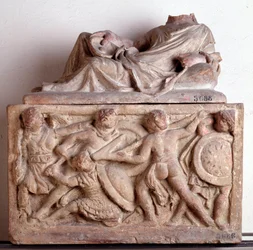 A civilização etrusca: Urna de terracota de Chiusi Itália - século II a.C. Dim 33x56x27 cm (arte etrusca: urna de terracota do século II a.C.) Florença, Museo Archeologico, inv 5686