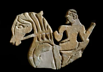 Civilização etrusca: acrotério esculpido na forma de um cavaleiro. Século VII a.C. Do palácio de Murlo. Florença, Soprintendenza Archeologica