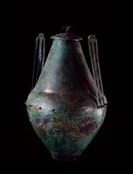 Civilização etrusca: vaso de bronze bicônico com alça dupla e tampa do túmulo do tanque de bronze em Vulci, 680-670 aC