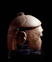 Civilização etrusca: cabeça de casquee em terracota do grupo Antenanti de Murlo, Poggio Civitate, Itália - 580-570 aC