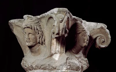 Civilização etrusca: capitais de colunas decoradas do túmulo Campanari a Vulci, Itália. Fim do século IV, início do século III a.C. Florença, Museo Archeologico