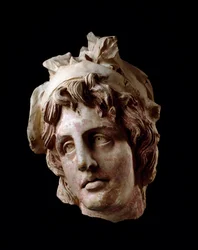 Civilização etrusca: cabeça feminina da Amazônia. Século II a.C. De Arezzo Dim. 18 cm Arezzo, Museo Archeologico G.Clinio Mecenate, inv. 87674