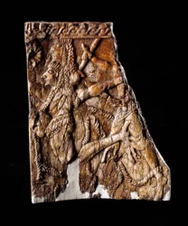 Civilização etrusca: placa decorativa em marfim da representação de Geryon - Do tumulo de Montefortini, Comeana, Itália - século VII a.C. Dim 10x8,1 cm Florença, Museo Archeologico, inv 194662