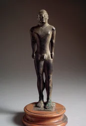 Civilização etrusca: escultura em bronze “” kouros ””, de Talamone, Itália, 540-530 AC Dim 21 cm