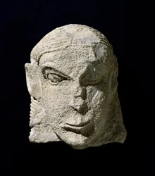 Civilização etrusca: cabeça de mulher calcária. 650 a.C. aproximadamente do tumulo da Pietrera di Vetulonia. Florença, Museo Archeologico
