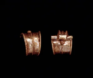 Civilização etrusca: par de brincos de ouro - século 6 aC De Pescia, perto de Roma