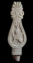 Civilização etrusca: estela de sepultura em gres decorada com a silhueta de uma asa de leão de Londa na Itália. 550-500 AC. Florença, Museo Archeologico