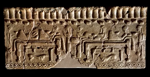 Civilização etrusca: friso terracota adornado com uma cena de banquete. 580 a.C. Dim. 24x54 cm. Do Palácio Murlo. Murlo, Antiquário Comunal