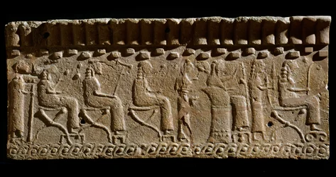 Civilização etrusca: friso terracota adornado com baixos relevos de divinitas e dignitários sentados. 580 a.C. Dim. 24x54 cm. Do Palácio Murlo. Murlo, Antiquário Comunal