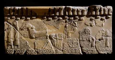 Civilização etrusca: decoração em friso terracota de um cortejo. Século VI a.C. Do 2º Palácio de Murlo. Dim. Murlo 24x39 cm, Antiquário Comunal.