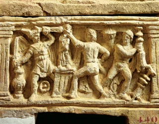 A civilização etrusca, urna tufa com cenas de templos saqueadores gauleses