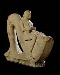 Civilização etrusca: jovem montado num golfinho. Escultura em pedra, 550 a.C. Altura 82 cm. Roma, Museo Nazionale di Villa Giulia