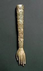 Antiguidade etrusca: braço dianteiro ou cabo de flabelo (leque litúrgico) em marfim. Proveniente do túmulo Barberini em Preneste (Palestrina). Século VII a.C. Roma, Museo Nazionale di Villa Giulia