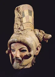 Cabeça de um guerreiro usando um capacete, de Satricum (argila pintada)
