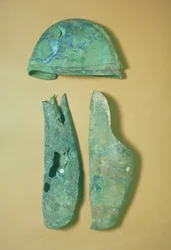 Capacete e torresmos, italo-etrusca, início do século V aC (bronze)