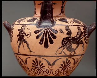 Hidria com representação de Hércules disparando uma seta sobre o centauro Nessus, Deianira é o segundo da direita, terracota, 450-400 a.C.