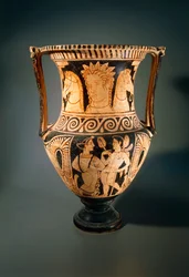 Kelebe ou krater de coluna, do pintor Asciano, retratando uma jovem recebendo um flabellum (ventilador). Cerâmica de figuras vermelhas do Túmulo 3 de Poggio Pinci, Asciano (Toscana). Civilização Etrusca, Século IV AC.