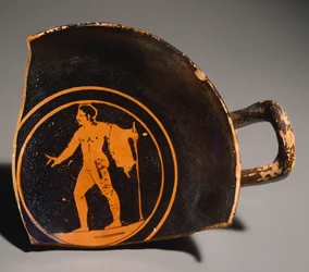 Kylix de Pteriu Paves, um fragmento que representa um jovem e uma inscrição. Cerâmica de figuras vermelhas, da tumba 3 de Grotti (Toscana). Civilização Etrusca, Século IV a.C.