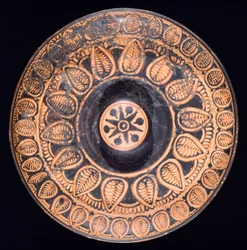 Patera. Cerâmica de figuras vermelhas de Spina (Emilia Romagna). Civilização Etrusca, Século IV AC.