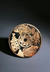 Prato de barro com decoração de peixe, de Cerveteri