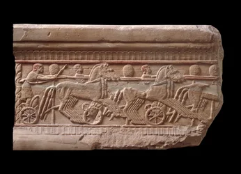 Alívio com uma carruagem de um marco de mármore de Chiusi, Itália, Século VI a.C.