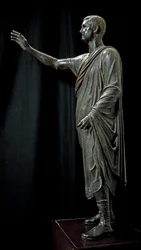 Arte romano-etrusca: estátua de bronze de Aulo Metello, chamado o Orador - 80 a.C., de Pila perto de Perugia, altura 179 cm - Florença, Museo Archeologico - Retrato de Aule Metele (Aulus Metellus), também conhecido como O Orador (L