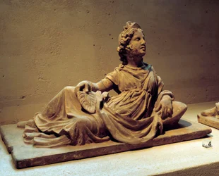 Arte etrusca: capa de urna funerária retratando a esposa do falecido segurando um ventilador. Do monumento funerário de Chiusi (Toscana, Itália). Século II d.C. Paris, Museu do Louvre