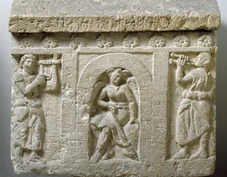 Arte etrusca: «A Lasa, génio da Morte à entrada do Inferno». Baixo-relevo de uma urna de Chiusi. Século III ou II a.C. Palermo, Museo Archeologico Nazionale
