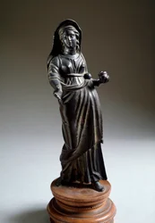 A civilização etrusca: escultura em bronze "figura ofertante", vinda de Montalcino, Itália 300 AC Dim 26 cm (arte etrusca, oferecendo mulher, escultura em bronze, de Montalcino, Itália 300 AC, Dim 26 cm) Florença, Museo Archeologico