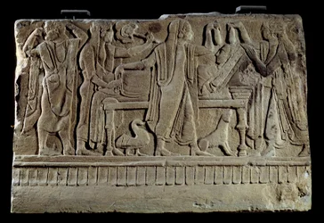 Etrusque Antiquite: Placa de cippe funerário. Exposição da falecida no seu leito funerário. Paris, Musee Du Louvre