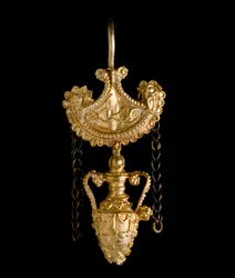 Arte etrusca: brinco de ouro. Século III AC. De Cerveteri. Dim. 3,4 cm Roma, Museo di Villa Giulia