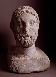 Cabeça de Arnth Paipnas, escultura em calcário, século III a.C.