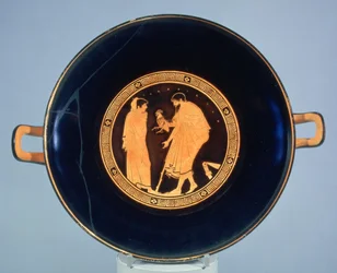 Taça ática de figuras vermelhas decorada com um homem a dar um galo a um rapaz, c. 470 a.C.