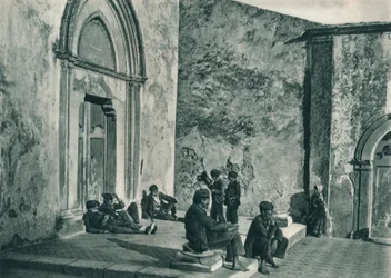 Descansando do lado de fora de uma igreja, Taormina, Sicília, Itália, 1927