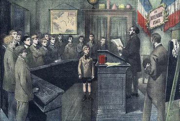 Novembro de 1923: em cada comuna da França, o mestre da escola lê, na véspera do armistício, os nomes dos túmulos dos habitantes no campo de honra e cada aluno responde "Morte pela França". Desenho de Damblans, de 1923.