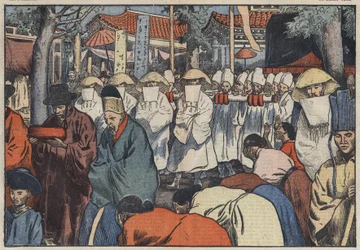 O funeral do antigo Imperador da Coreia, o Príncipe Yi. Pode-se ver o catafalque à porta do palácio em Seul, enquanto os Aigos ou "Cereers Coreens" lamentam a morte do príncipe. Seul, Coreia. Ilustração de Damblans. Em "Le Pelerin" de Julho...