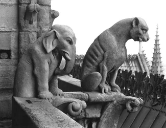 Gárgulas de elefante e leão da balaustrada da Grande Galerie da fachada oeste, réplica de um original do século XII (pedra) (foto a p/b)