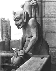 Gárgula da balaustrada da Grande Galerie, diabo segurando um sapo, réplica de um original do século XII (pedra) (foto a p/b)
