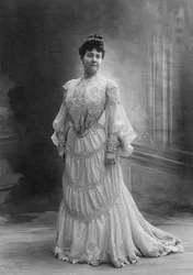 A Sra. Paul de la Cramerye com um vestido de renda