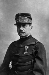O General Gaston Borgnis Desbordes (1859-1901) militar francês estudante da escola politécnica, após uma carreira militar na artilharia da marinha, obteve o comando como chefe das tropas da Indochina, fotografado por Eugene Pirou cerca de 1880-1