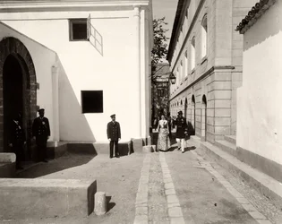 Homens de uniforme acompanhando uma mulher elegantemente vestida para a igreja da fazenda de Lo Zucco, Sicília, 1900