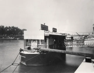 Barco no rio Sena