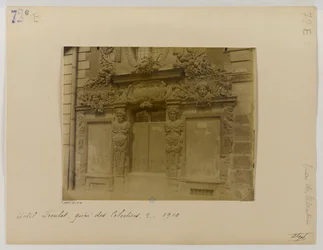 Porta, frente da rua, hotel Fieubet (Hôtel de la Valette, escola de Massillon), 2 quai des Célestins, 4º bairro, Paris