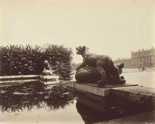 Versalhes, Fontaine du Point du Jour, Tiger Slaying a Bear por Houzeau, 1903.