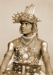 Retrato, de, um, dançarino cingalês, com, em alto-relevo, prata, capacete, c.1890