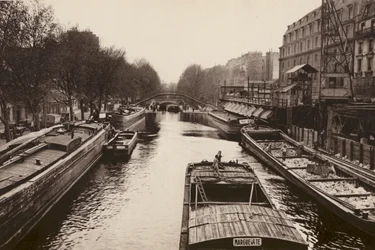 Paris: Les peniches sur le Canal St-Martin; Os pináculos no "Canal St-Martin" (fotografia a preto e branco)