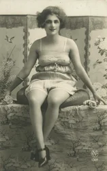 Retrato de uma mulher sentada em sua roupa interior (foto a p/b)